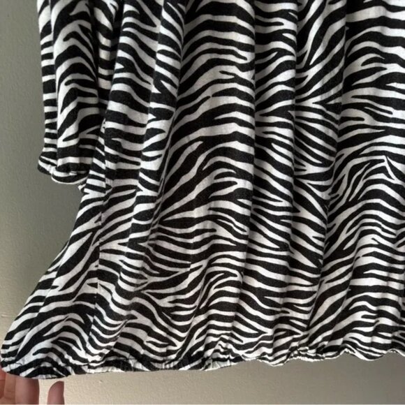 Michael Kors size 1X Zebra Print Women's Top, scoop neck, banded cuffs and hem - Picture 3 of 7